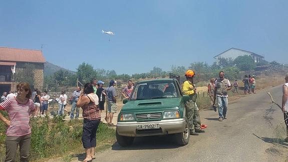 Vecinos del pueblos contemplan el humo y se preparan para la posible llegada del fuego a Cepeda.
