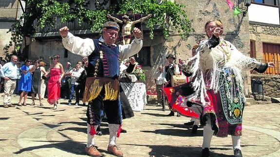 Bailes para la imagen del Santísimo Cristo del Humilladero en la Plaza. 