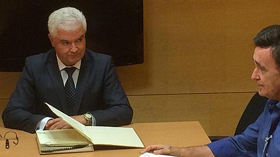 Jesús García (derecha) y Arturo Fernández se disponen a rubricar el acuerdo.