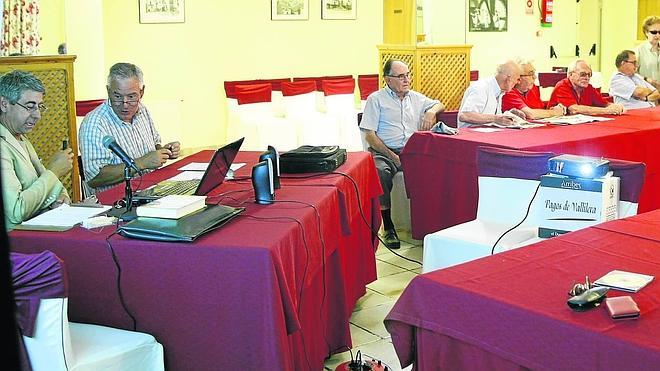 A la izquierda el ponente Marce Livián junto al moderador, Luis Gutiérrez. En las mesas de la derecha los asistentes se preparan para escuchar la conferencia y participar posteriormente. 