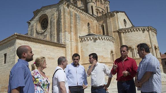 Luis Tudanca, tercero por la derecha, durante su visita a Toro. 