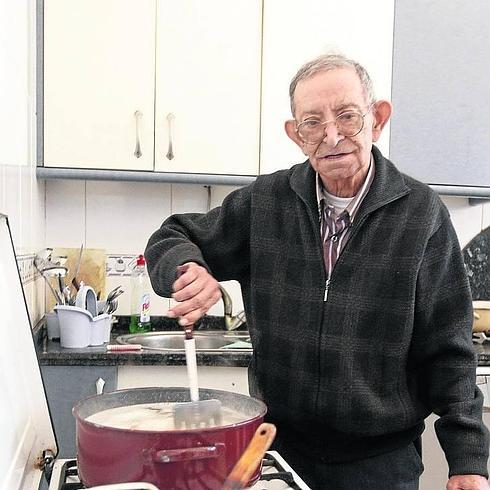 Antonio Romo en la cocina de la casa de acogida. 