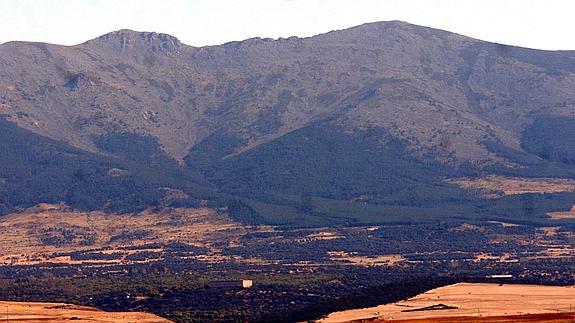 Cumbres de la vertiente segoviana de la sierra de Guadarrama incluidas en el  parque.