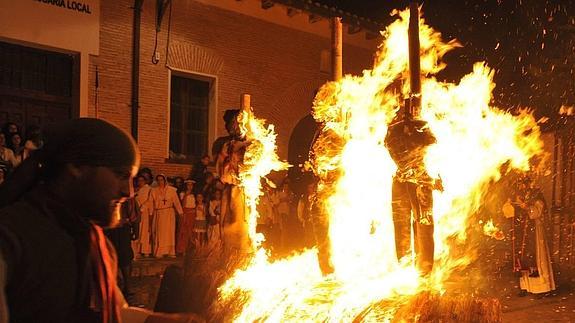 Representación de la quema de brujas durante la Feria Renacentista de Medina del Campo. 