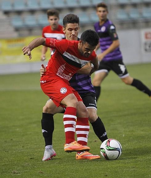 Dela contrala el balón ante un rival palentino.