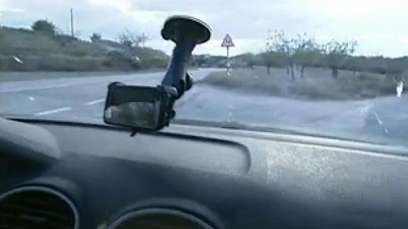 Un GPS en un vehículo.