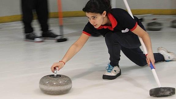 Patricia Ruiz lanza la piedra durante un partido de curling 