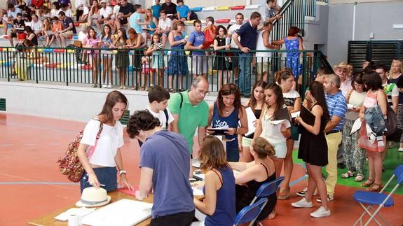 Cola de asistentes, el pasado 6 de agosto, a la prueba que se celebró en Marugán. 