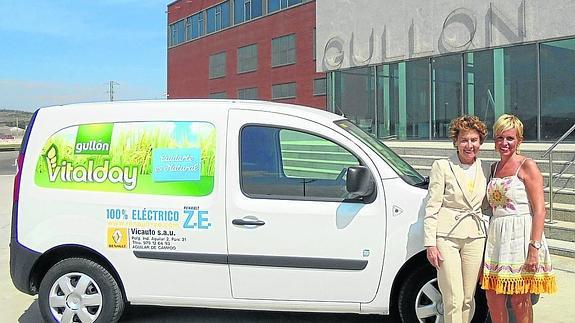 María Teresa Rodríguez, a la izquierda, con Marta Franco, junto al coche eléctrico.