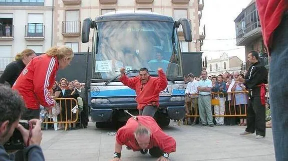 Luis Jiménez mueve un autobús con su pelo.