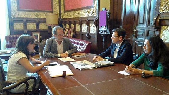 Los representantes de Valladolid Toma la Palabra, PSOE y Sí se Puede durante la reunión mantenida esta mañana en el Ayuntamiento de Valladolid.