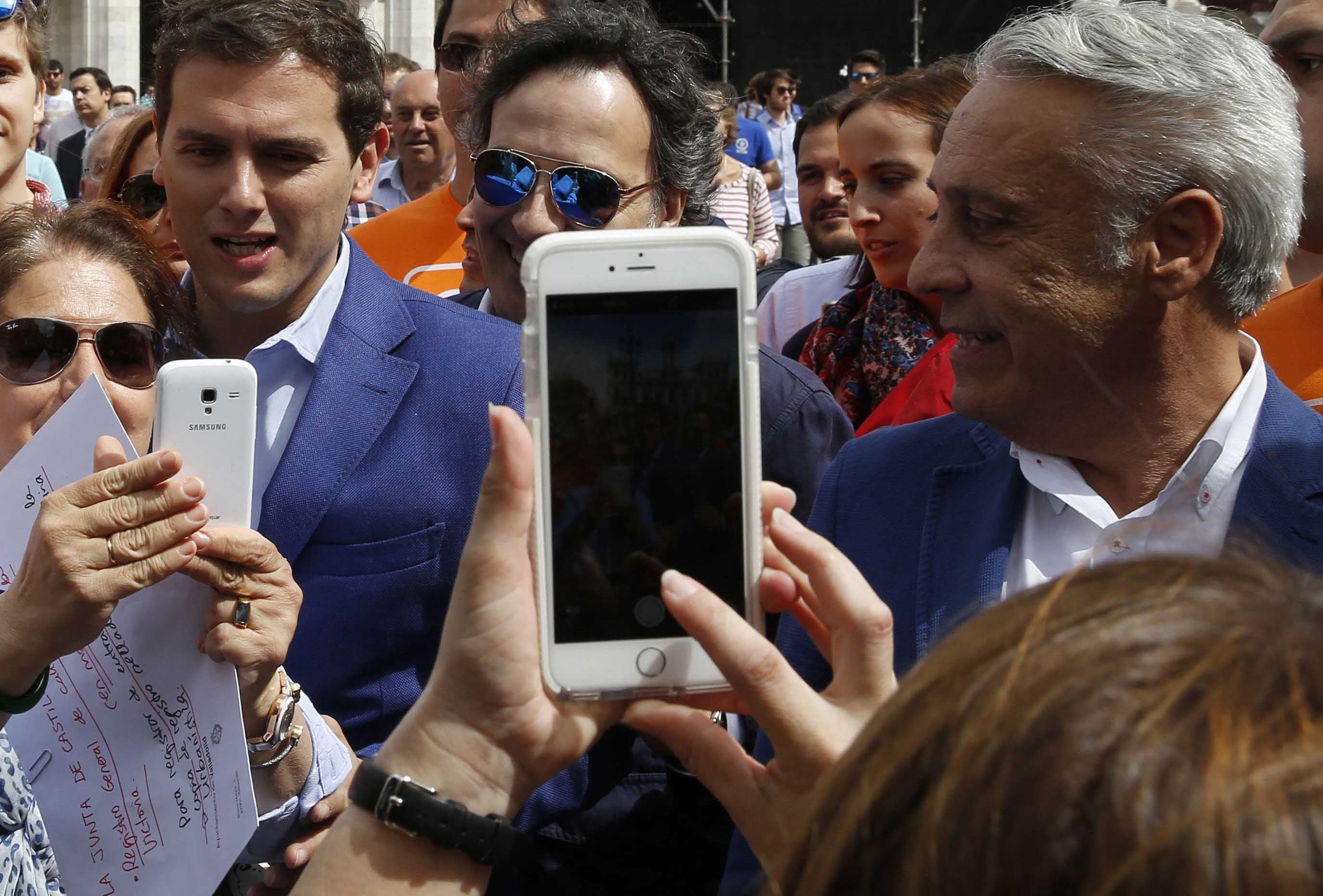 Albert Rivera y Jesús Presencio, en la Plaza Mayor de Valladolid durante la campaña electoral. 