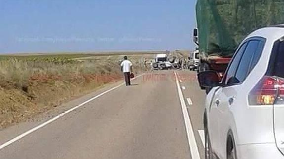 Vehículos retenidos en la carretera, durante el accidente. 