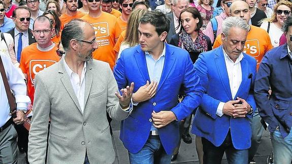 Rivera charla con Luis Fuentes en la calle Santiago, con Jesús Presencio al lado, en la campaña.