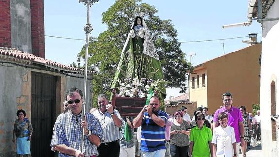 Procesión de la Virgen de La Esperanza del pasado año a cargo de los vecinos de Gomecello. 