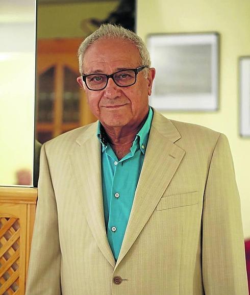 Abraham Haim posa en el interior del hotel Rona Dalba antes de impartir su ponencia.