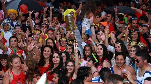 Un grupo de jóvenes celebran el inicio de las fiestas. 