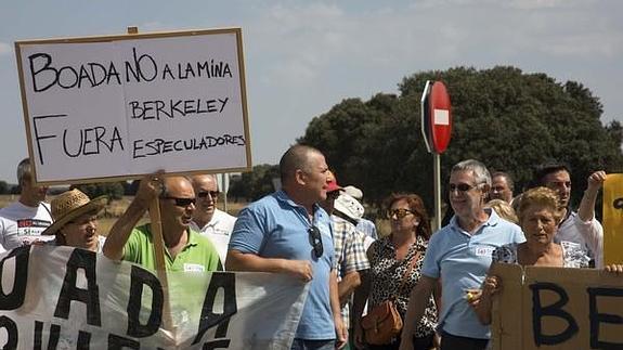 La plataforma STOP Uranio celebra una concentración para mostrar su desacuerdo con el proyecto de la mina de uranio que la empresa australiana Berkeley pretende llevar a cabo en los términos municipales de las localidades salmantinas de Villavieja de Yeltes y Retortillo. Unas 150 personas acudieron a cortar la N-620 ala altura de La Fuente de San Esteban. 