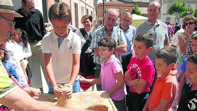 Grandes y pequeños pudieron disfrutar de las actividades de la feria y conocer, o recordar, los antiguos oficios. 