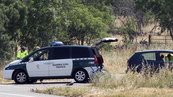 Agentes de la Guardia Civil, en el lugar del accidente mortal ocurrido en Segovia en junio. 