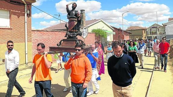 Los vecinos de Melgar procesionan a San Bartolomé por las calles del municipio.