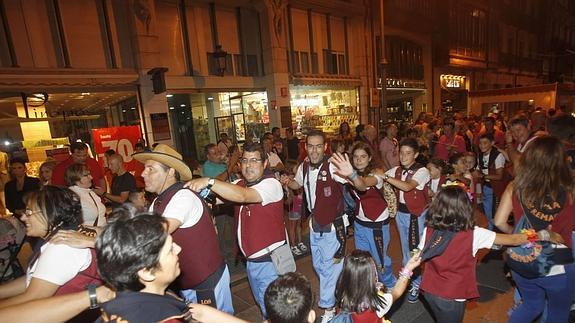 Desfile de las peñas palentinas en las ferias y fiestas de San Antolín.