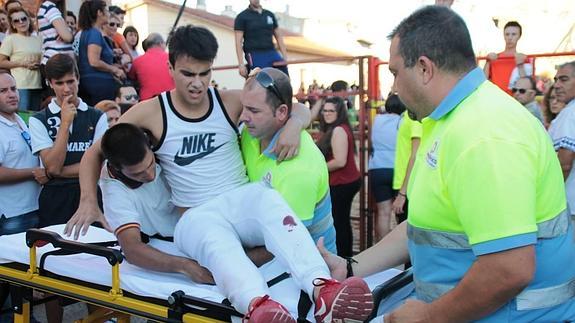 El joven herido es auxiliado por los servicios de emergencias.