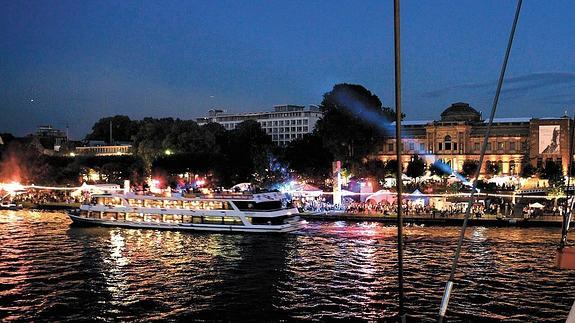 Vista del Río Meno, Francfort, conocido como 'el dique de los museos' por los 16 centros de exposiciones que lo flanquean.