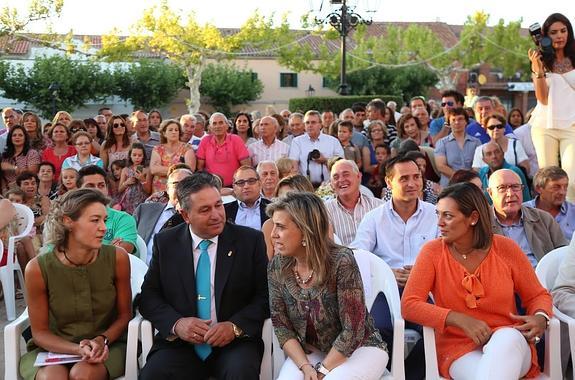 La ministra de Agricultura, Isabel García Tejerina, pronuncia el pregón de las fiestas de Ataquines. En la imagen junto al alcalde de Ataquines, Jesús Valero, la delegada del Gobierno en Castilla y León, María José Salgueiro, y la consejera de Agricultura y Ganadería, Milagros Marcos. 