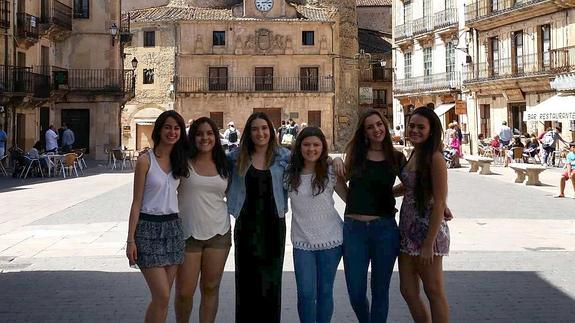 La reina y las damas de las fiestas, en la plaza de España de Sepúlveda, con el castillo al fondo. 