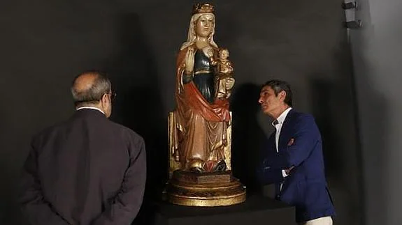 La Junta entrega la imagen de la Virgen de San Lorenzo a la Hermandad después de restaurarla