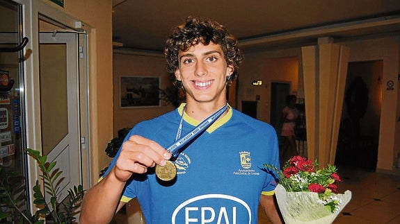 David Llorente muestra su medalla de bronce, este sábado en Cracovia. 