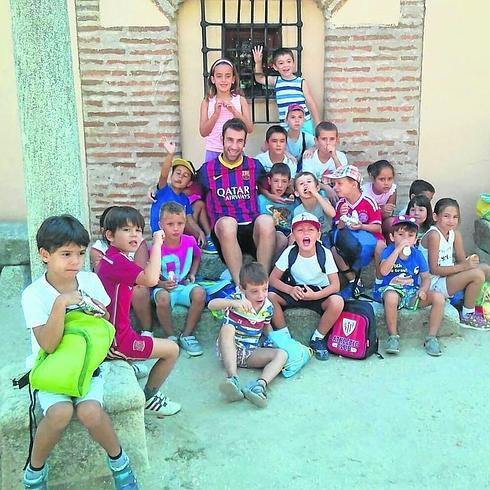 Participantes en la Semana Divertida posan en la ermita, donde realizaron actividades. 