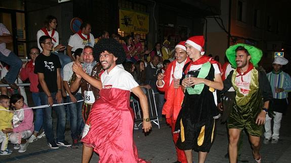 Sobre estas líneas, un momento del desfile de disfraces. A la derecha, sopas de ajo en la Noche Amarilla. 
