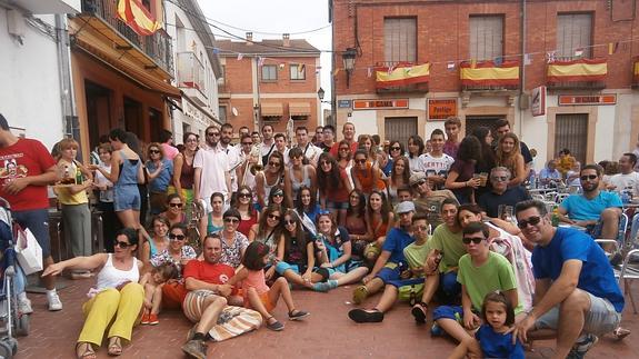 Un nutrido grupo de vecinos, en la Plaza Mayor de Cantimpalos.