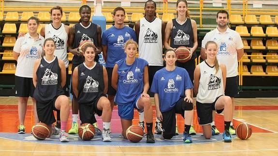 La plantilla de Avenida que inició ayer la pretemporada posa en el pabellón de Würzburg.
