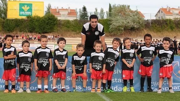 Los pequeños Unionistas de 2011, junto a su técnico Sergio Villardón. 