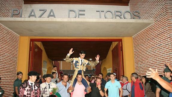 Víctor Barrio sale a hombros de la plaza de Cuéllar, anoche. 