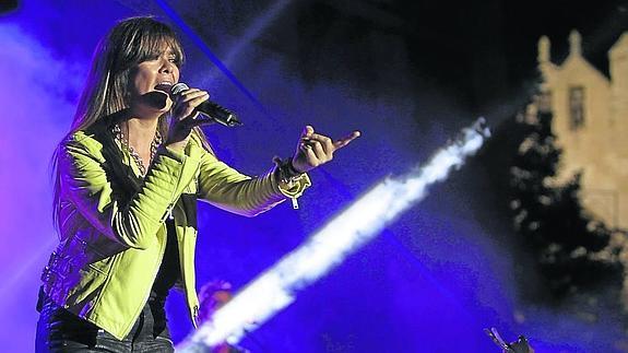 Vanesa Martín, durante su actuación en la Plaza Mayor.