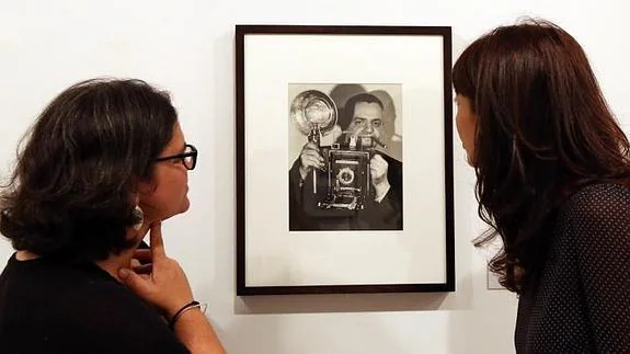 La comisaria, Silvia Oviaño y la concejala, Ana Redondo, delante del autorretrato de Weegee. 