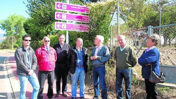 El delegado de la Junta, tercero por la derecha, posa bajo uno de los nuevos indicadores, junto a los alcaldes de la zona; el jefe del Servicio de Fomento, José María Grajal, y el escultor Herminio Revilla.