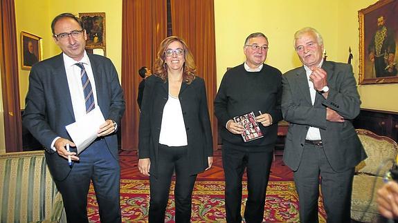 El alcalde de Palencia, Alfonso Polanco; la presidenta de la Diputación, Ángeles Armisén;el administrador diocesano, Antonio Gómez Cantero;y el director de Caritas en Palencia, Juan José Martínez, tras la reunión de trabajo sobre los refugiados.