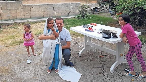 Pablo Santana se fotografía junto a unas niñas a las ayuda en un campo de refugiados. 