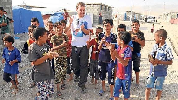 Pablo Santana improvisa un pasacalles con unos niños. 