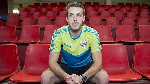 Nacho González sentado en un asiento de Huerta del Rey. 