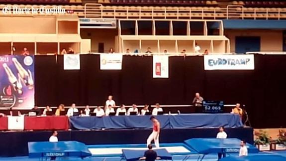 El saltador olímpico Dong Dong antes de su ejercicio.