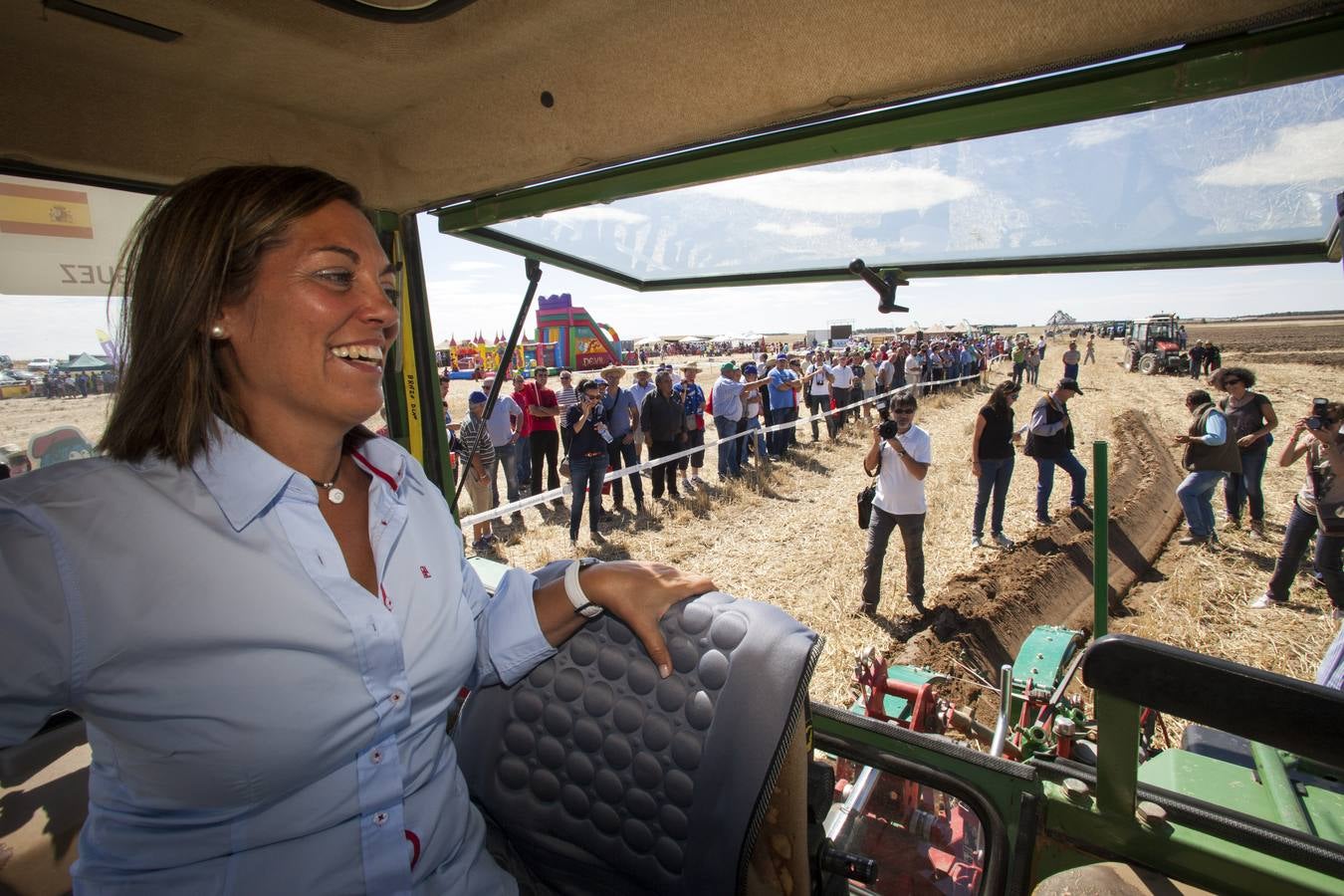 La consejera de Agricultura, Milagros Marcos, se marcó una arada.