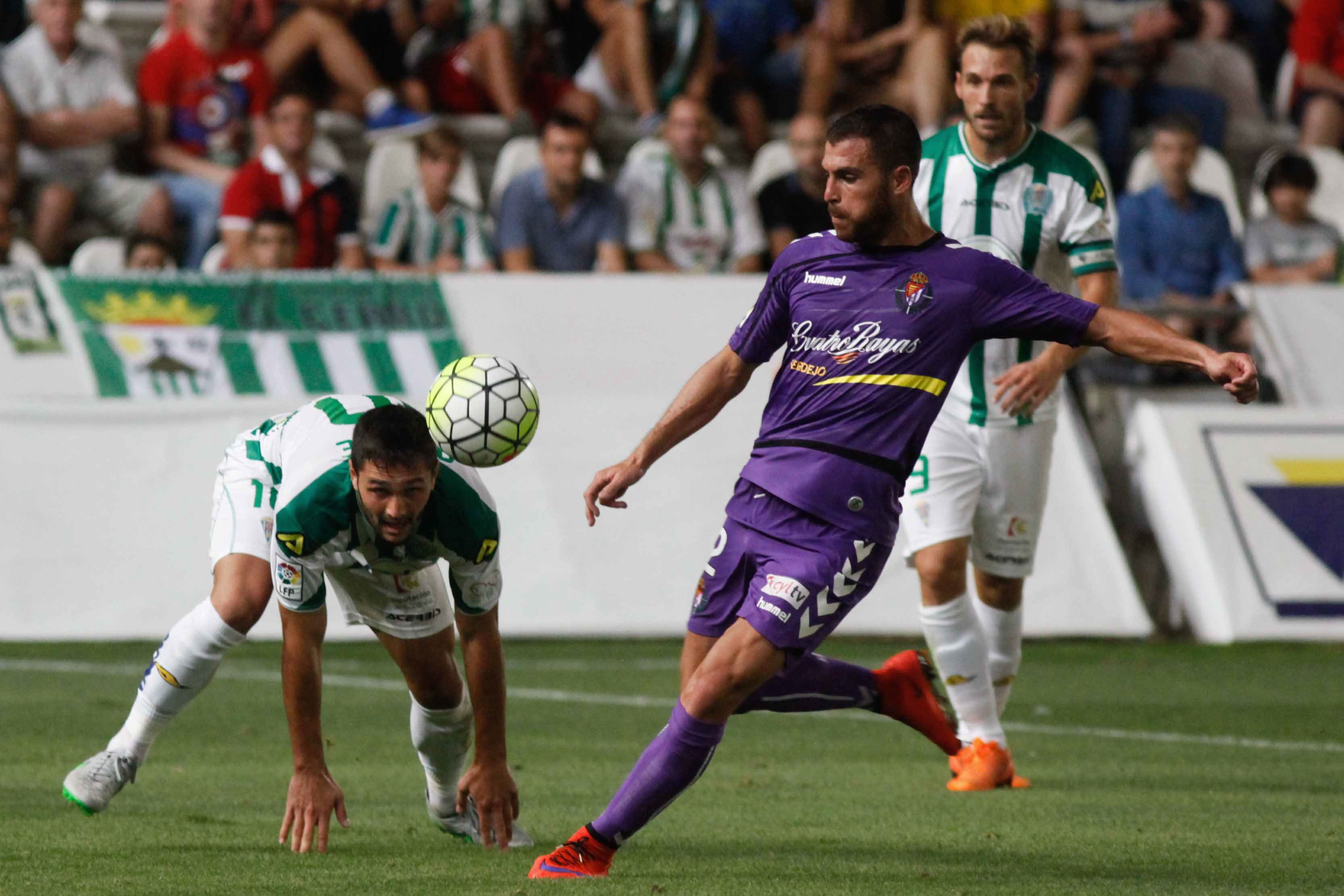 Chica despeja un balón entre Florín y Xisco, en el partido contra el Córdoba.