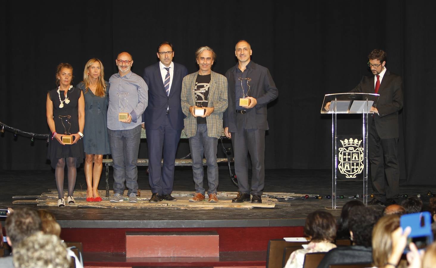 Los premiados, con el alcalde y la concejala de Cultura.