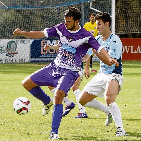 El gimnástico Alfonso presiona al jugador del Becerril, Blanco. 